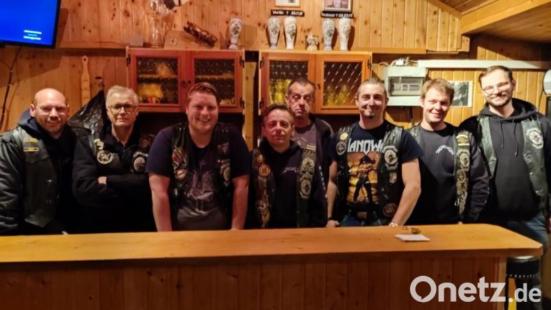 In der Jahreshauptversammlung von MF Last Minute wird Christian Holzgartner (Vierter von linke) zum neuen Präsidenten gewählt. Philipp Guber (Zweiter von rechts) bleibt den Bikern als Beisitzer erhalten. Bild: hme