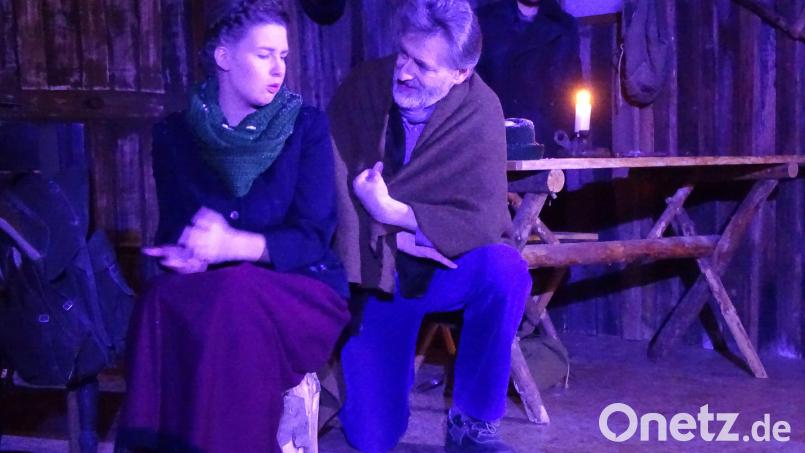 Auf der Bühne sind die Theaterfreunde Schwarzhofen in ihrem Element, wie hier in einer Szene aus dem Stück &quot;Am Wegweiser zum 7. Himmel&quot;. Bild: Melanie Heinrich/exb