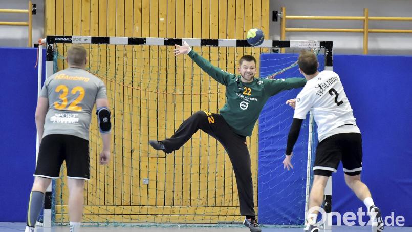 Die Einwechselung von Torhüter Dominik Raschke (Mitte) machte sich für die HG Amberg bezahlt. Archivbild: Hubert Ziegler
