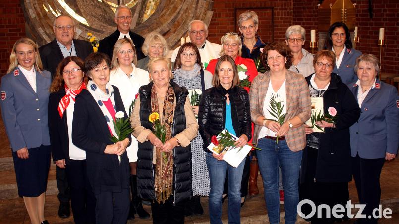 Bei einer Andacht in der Maria-Waldrast-Kirche werden die Begleiterinnen für die Hospizarbeit entsendet. Bild: R. Kreuzer