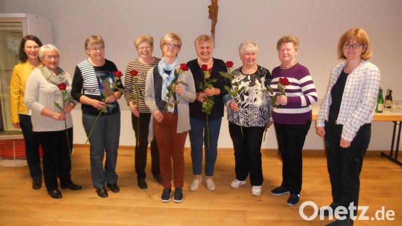 Vorsitzende Sonja Sczech (rechts) gratuliert den treuen Mitgliedern des Frauenbundes. Bild: jba
