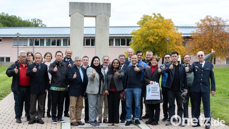Daumen hoch: Die multinationale Delegation freute sich über die Einblicke in die Ausbildung bei der bayerischen Polizei, die sie bei ihrem Besuch in der Bereitschaftspolizei bekommen hat. Bild: PHM Martin Bösl/exb