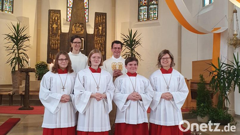 Johanna Janner, Franziska Bösl (Gemeindereferentin), Milena Jentsch, Pfarrer Thomas Kohlhepp, Martin Birner, Leonie Tafelmeier (von links) beim Gottesdienst zur Verabschiedung und Neuaufnahme der Minis Bild: hok