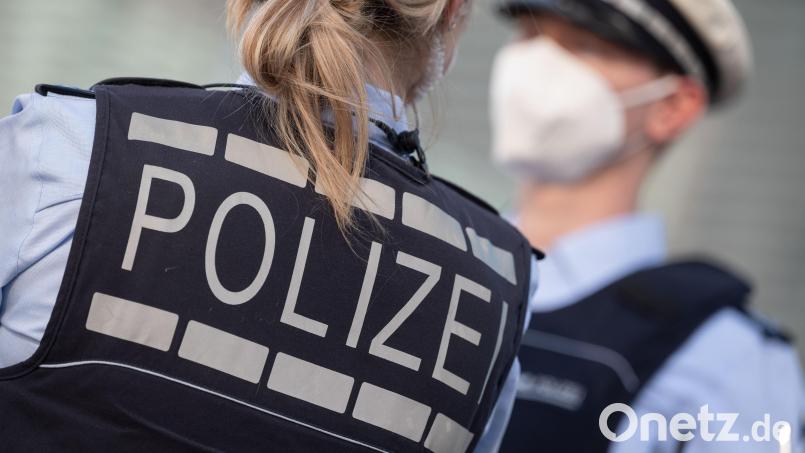 Ein Rollerfahrer hat in Rehau (Landkreis Hof) einen Polizisten so stark verletzt, dass dieser dienstunfähig war. Symbolbild: Marijan Murat/dpa
