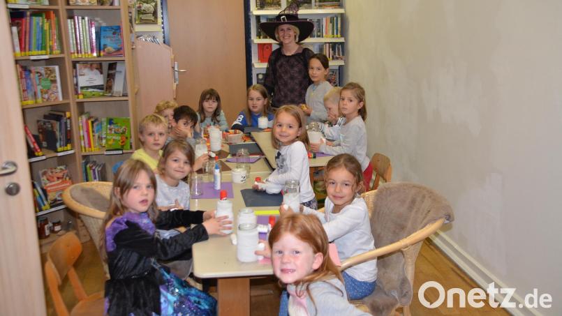In der Vorlesestunde in der Bücherei mit Sabine Bayerl ging es gruselig zu. Bild: ak