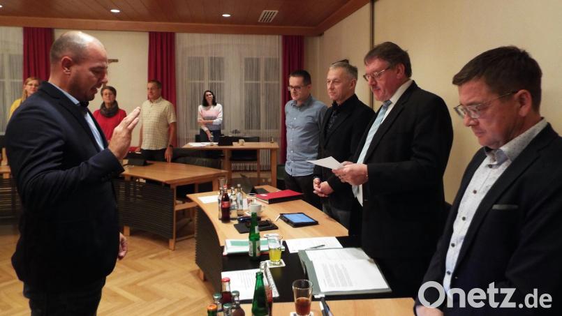 Der neue Vilsecker Stadtrat Benjamin Hörl (links) wird vereidigt. Mit dabei (von rechts) Dritter Bürgermeister Markus Graf, Erster Bürgermeister Hans-Martin Schertl, Zweiter Bürgermeister Thorsten Grädler und Geschäftsleiter Harald Kergl. Bild: e