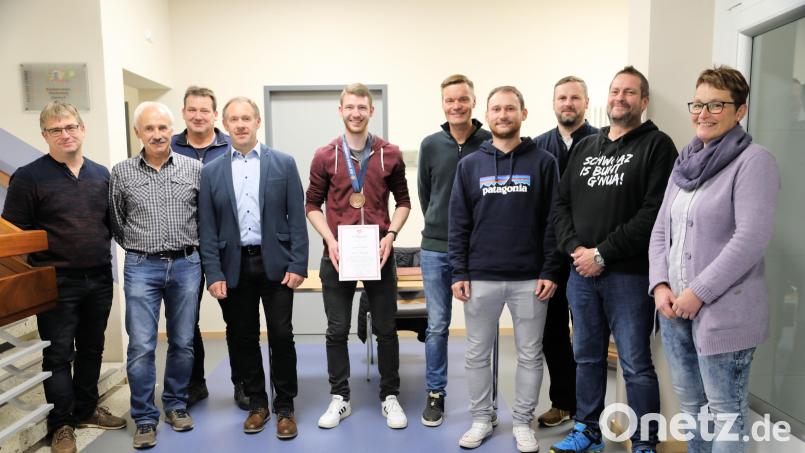 Die Gemeinde Gleiritsch ehrte den Pistolenschützen Andreas Köppl (Fünfter von links). Der Bronzemedaillengewinner der Weltmeisterschaften trug sich in das Goldene Buch der Gemeinde ein. Bürgermeister Josef Pretzl (Vierter von links) und der Gemeinderat gratulierten. Bild: akp