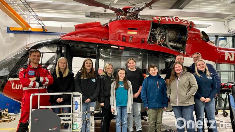 Jugendwartin Anna-Lena Rubenbauer (rechts), Jugendwartin der Feuerwehr Griesbach, organisierte einen Überraschungsausflug für die Jugendfeuerwehr zur DRF-Luftrettungsstation. Mit dabei waren auch Vorsitzender German Hartmann und Zweiter Kommandant Manfred Scharnagl (hinten von rechts). Pilot Martin Anz (links) erklärte alle Funktionen und Geräte des Rettungshubschraubers Christoph 80. Bild: Jugendfeuerwehr Griesbach/exb