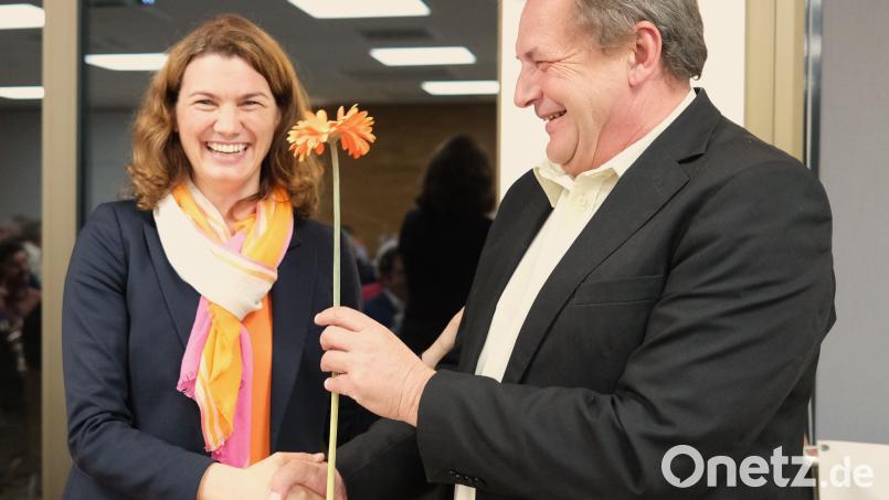 Die Regensburger Landrätin Tanja Schweiger bleibt Bezirksvorsitzende der Freien Wähler in der Oberpfalz. Ihr Stellvertreter Dieter Jäger aus Schwandorf gratuliert zur Wiederwahl. Bild:: rhi Hirsch