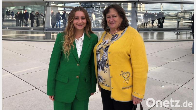 Im Rahmen eines sechswöchigen Praktikums durfte die Studentin Lisa Sebald aus Nabburg (links) der Bundestagsabgeordneten Marianne Schieder aus Wernberg-Köblitz über die Schulter schauen. Bild: Ulrich Simon/exb