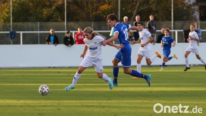 Die U15 der SpVgg SV Weiden (blaue Trikots) unterlag Viktoria Aschaffenburg mit 2:3. Bild: Dieter Jäschke
