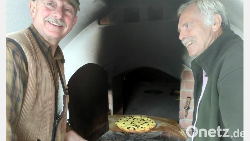 Josef Wagner (von links) von der CSU und Konrad Schell von der SPD sind die Chef-Hobbybäcker der „großen Koalition“, die erstmals einen gemeinsamen Kirwa-Auftakt der beiden Parteien am Dorfbackofen organisierte. Bild: bgm/exb
