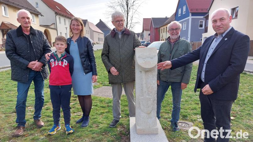 In Kohlberg wird Geschichtsträchtigkeit dokumentiert. Bürgermeister Gerhard List (rechts) freut sich mit Bernd Bauer vom OWV Kohlberg (links) und Rainer Christoph (Mitte) vom Verein Via Carolina in Bärnau über den neuen Meilenstein auf dem Marktplatz Bild: gmü