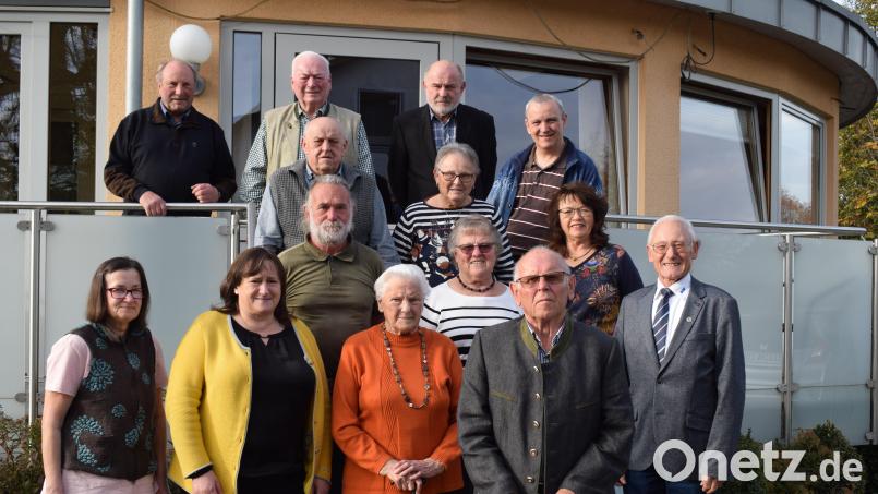 Der VdK Wernberg-Köblitz konnte langjährige Mitglieder für ihre Treue zum Sozialverband auszeichnen. Reinhard Rädel (Zweiter von rechts) wurde bei den Neuwahlen als Vorsitzender bestätigt. Bild: Richard Braun/exb