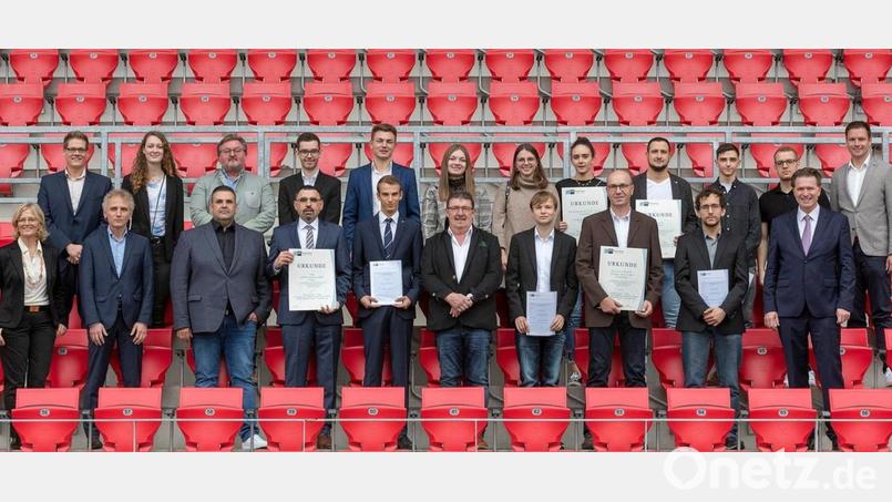Das Jahnstadion in Regensburg hatte die IHK Regensburg für die Ehrung der besten Absolventen der beruflichen Aus- und Weiterbildung gewählt. Im Bild die Azubis aus dem Landkreis Schwandorf. Bild: IHK Regensburg/exb