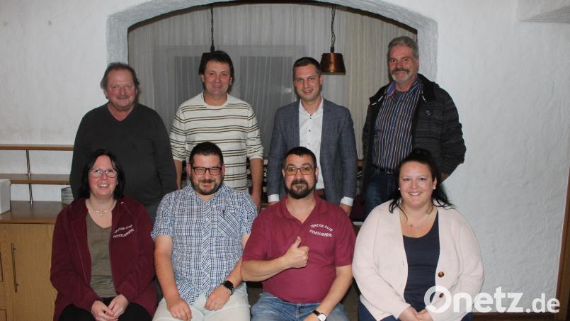 Der neue Vorstand des Traktorclubs Fichtelnaabtal Ebnath, (vorne, von links) Daniela Ullmann, Christian Fischer, Johannes Pöllath und Nicole Riedl sowie (hinten, von links) Norbert Riedl und Alfred Bayer sowie Karl Weileder (rechts). Bürgermeister Wolfgang Söllner (Zweiter von rechts) gratulierte. Bild: soj
