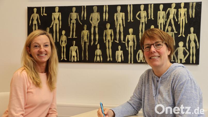 Benita Männer (links) mit Sozialpädagogin Kerstin Klinger vom BLWG Oberpfalz, dem Fachverband für Menschen mit Hör- und Sprachbehinderung. Männer zog vor einigen Monaten nach Schwandorf, um näher an ihrem Arbeitsplatz zu sein - und wegen der besseren Infrastruktur, die ihr gerade als gehörloser Frau den Alltag erleichtert. Bild: olr