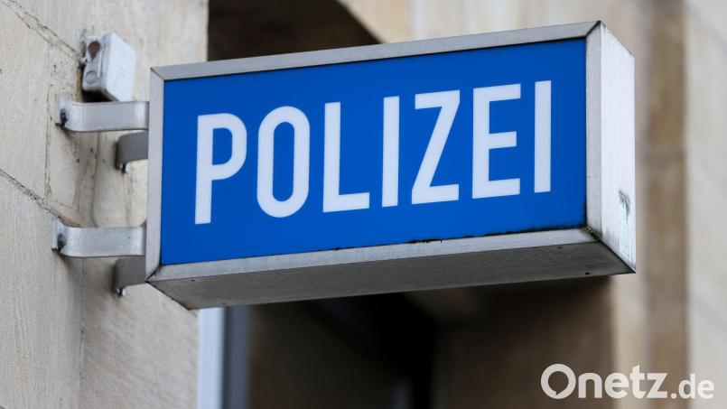 Ein LED-Leuchtkasten hängt an einem Polizeirevier. Eine Sulzbach-Rosenbergerin erstattete Anzeige. Über elf Tage hatte ein falscher Rechtsanwalt von ihr Geld gefordert. Bild: Jan Woitas/dpa-Zentralbild/dpa/Symbolbild