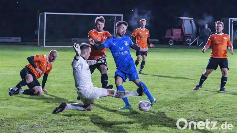 Christoph Gietl (blaues Trikot) erzielte nach einer feinen Drehung das 1:0 für den SV Schwarzhofen im Nachholspiel gegen den TSV Detag Wernberg. Bild: gud