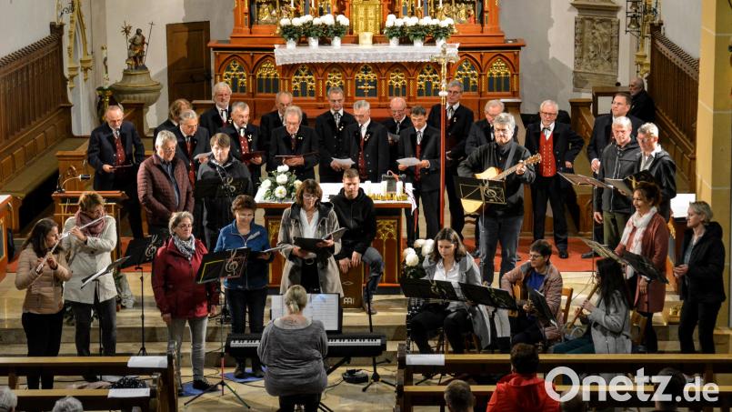 Die Gruppe Grenzenlos und der Männerchor Ehenfeld beim gemeinsam gesungenen Abschlusslied ihres Konzerts in der Hirschauer Pfarrkirche. Bild: fdl
