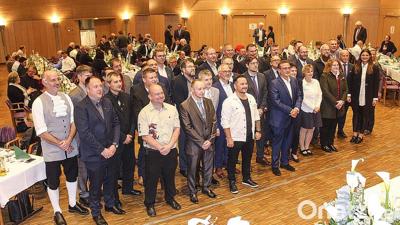 Dank an verdiente Mitarbeiter. Das Bild zeigt die Jubilare der Firma Scherdel mit Vertretern der Firmenleitung. Bild: Wolfgang Neidhardt/fph
