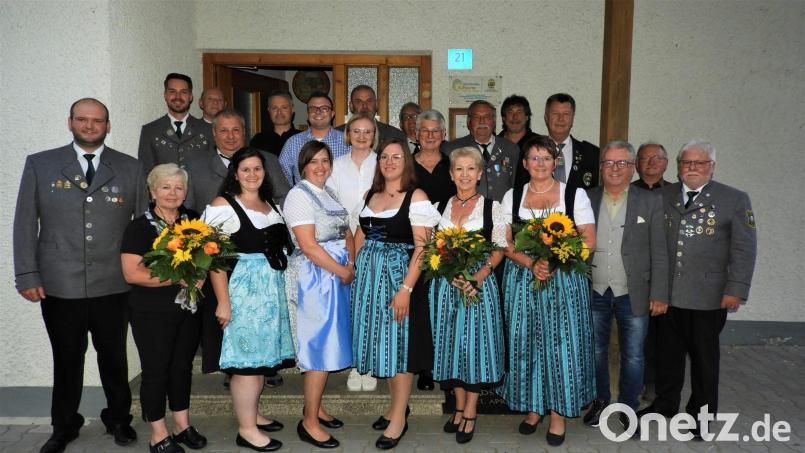 Der neue und alte Vorstand der Fortuna-Schützen. Mit im Bild Gauschützenmeister Manfred Zölch (Vierter von rechts) und Bürgermeister Toni Dutz (Dritter von rechts). Bild: Andrea Greil/exb