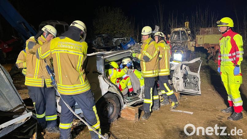 ASB und Feuerwehr übten gemeinsam. Ihre Aufgabe war, eingeklemmte Unfallopfer zu versorgen und zu befreien. Bild: lei