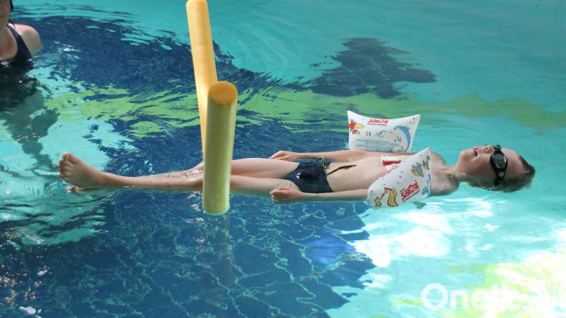 Die Buben und Mädchen des Schwimmprojekts am Tännesberger Kinderhaus dürfen seit Jahren für die Kurse kostenlos das Schwimmbad des Sporthotels nutzen. Bild: Manuela Hinkel/exb