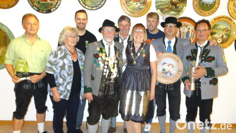 Die Würdenträger und Gewinner des Königsschießens 2022 der Haagerthaler Schützen (von links): Harald Merl, Inge Götz, Benedikt Michl, Christian Rubenbauer, Ulrich Michl, Angelika Merl, Artur Piechotta und Schützenmeister Helmut Wedel. Bild: brü