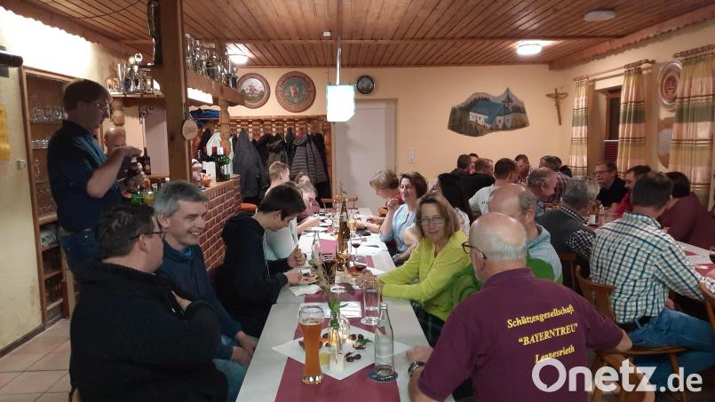 Die Gäste genießen die Köstlichkeiten beim Weinfest der Bayerntreu-Schützen. Bild: fvo