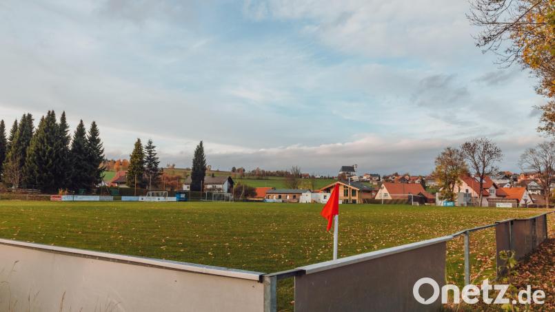 Am Fuchsmühler Fußballplatz, der entlang des Jahnwegs liegt, soll das zwölf Parzellen umfassende neue Baugebiet &quot;Am Kugler&quot; entstehen. Bild: sfo