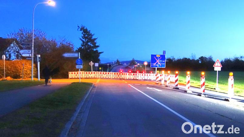 Aus beiden Richtungen ist die Staatsstraße zwischen Waidhaus und Pfrentsch noch immer auf Höhe des Autobahnzubringers gesperrt. Bild: fjo