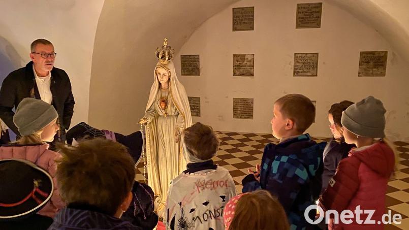 Am Halloween-Abend leitete Stadtpfarrer Dr. Thomas Vogl Kinder und ihre Familien durch die Gruft der Basilika. Viele der jungen Besucher und auch einige Erwachsene haben den Rundgang in Gruselkostümen gekleidet miterlebt. Bild: sfo