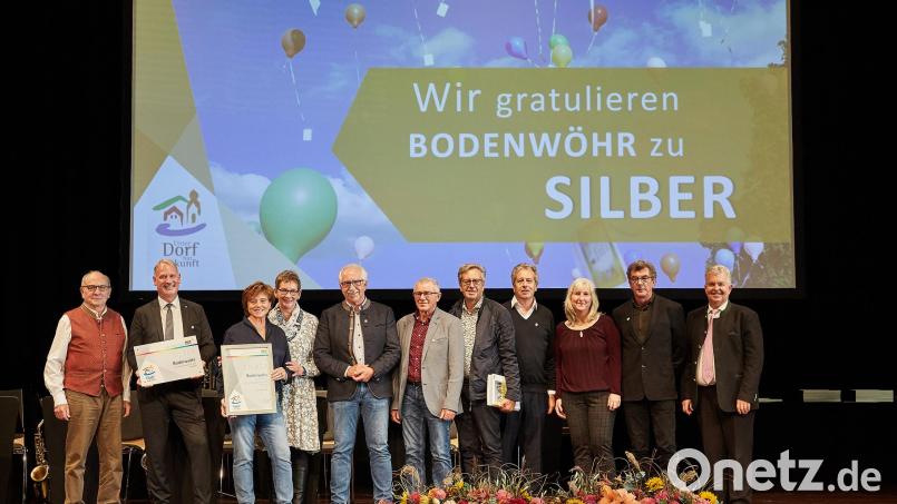 Ludwig Kaiser, Bürgermeister Georg Hoffmann, Rosi Spirk, Karin Schulze, Walter Spirk, Robert Gruber, Herbert Schießl, Franz Schießl, Pia Hartinger und Wolfgang Grosser (Kreisgartenamt, von links) freuten sich über die Auszeichnungen durch Hubert Bittlmayer, Amtschef des Staatsministeriums für Ernährung, Landwirtschaft und Forsten. Bild: Reger, StMELF/exb