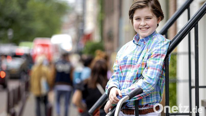 Laurent Simons lehnt an einem Geländer. Bild: Robin Van Lonkhuijsen/ANP/dpa/Archivbild