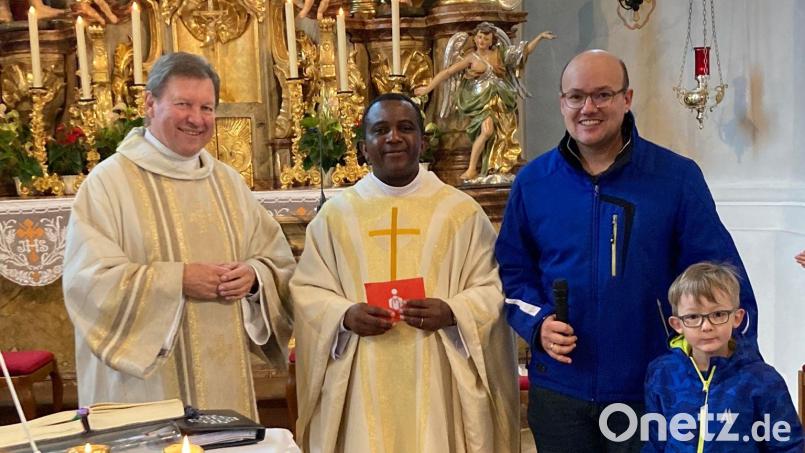 Bei der Verabschiedung (von links) Diakon Rudolf Hoffmann, Pfarrer Dr. Linus Chukwudi Nwankwo und Kirchenpfleger Stefan Kausler mit Sohn Fabian. Bild: soj