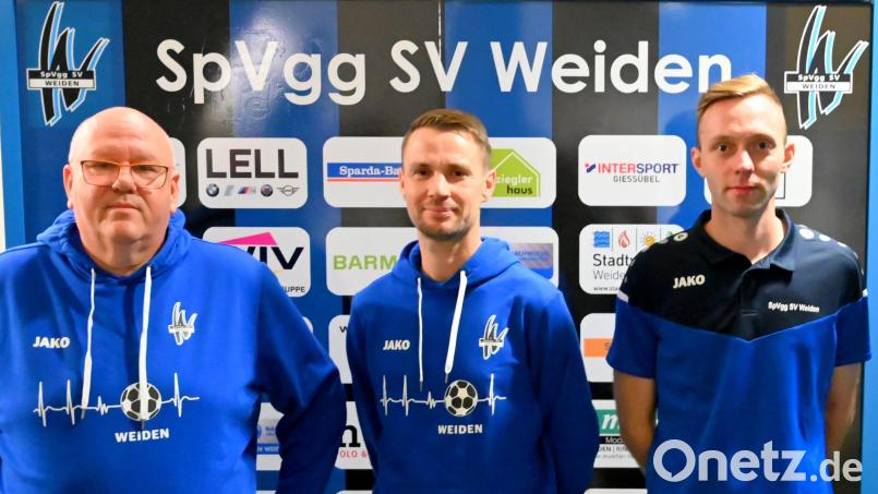 Christian Most (Mitte) übernimmt ab Januar die Leistung des Nachwuchsleistungszentrums der SpVgg SV Weiden. Er beerbt den Trainer der Bayernliga-Mannschaft Rüdiger Fuhrmann (links). Mit im Bild ist Fabian Frey, Jugendleiter der SpVgg SV Weiden. Bild: Dagmar Nachtigall/exb