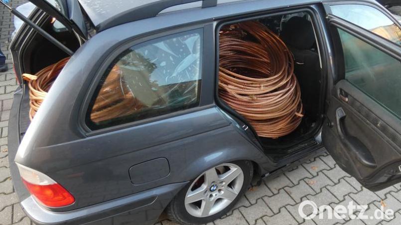 Mit fast einer Tonne mutmaßlich gestohlenen Kupferkabeln hat die Polizei einen Autofahrer auf der Autobahn 73 bei Erlangen gestoppt. Bild: Polizeipräsidium Mittelfranken/dpa
