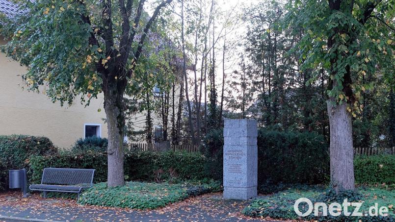 Die Neugestaltung des Kriegerdenkmals in der Mitte von Neunkirchen lässt noch auf sich warten. Bild: R. Kreuzer