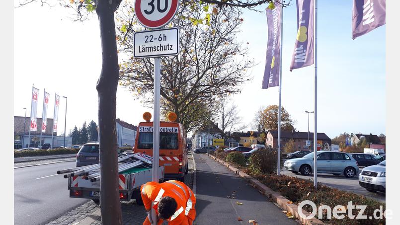 Die Tempobegrenzung für Autofahrer, die auf der Bundesstraße 299 durch Waldsassen unterwegs sind, ist aufgehoben worden. Ein Mitarbeiter der Straßenmeisterei baute am Donnerstagvormittag die Schilder entlang der Fahrbahn ab, wie hier an der Mitterteicher Straße. Bild: pz
