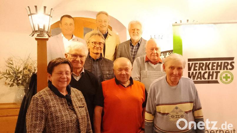Die Gebietsverkehrswacht Hirschau-Schnaittenbach ehrt langjährige Mitglieder (vorn, von links): Zweite. Bürgermeisterin Bärbel Birner (Hirschau), Hans Moosburger, Eduard Pfab und Rudolf Grill; zweite Reihe (von links): Erhard Neudecker und Franz Schlosser; hintere Reihe (von links): Zweiter Bürgermeister Uwe Bergmann (Schnaittenbach), Kreisverkehrswacht-Vorsitzender Gernot Schötz und Vorsitzender Hubert Ritz. Bild: u