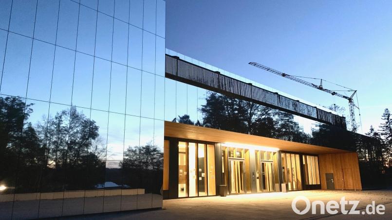 Gegen 17:30 Uhr in den Ferien ist das Gymnasium in Neustadt/WN immer noch hell erleuchtet. Bild: Gabi Schönberger