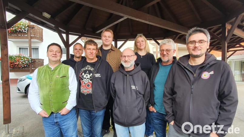 Die neue Führung (von links): hinten Stefan Flierl, Luis Ziegler und Simone Schmid, vorne Christian Ziegler, Konrad Fuchs, Thomas Graf, Bernhard Tschöpl und Peter Schrott. Bild: Peter Schrott/exb