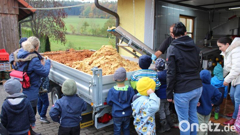 Den Kindern wurde auch gezeigt, was nach dem Saftpressen übrig bleibt und verfüttert wird. Bild: Caroline Göbel/exb