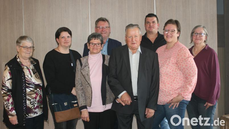 Bei guter Gesundheit feierte Friedrich Martzak-Görke (Bildmitte mit Gattin Anna) zusammen mit seinen drei Kindern, vielen Familienangehörigen und Freunden den 80. Geburtstag. Unter den Gratulanten waren auch vom Krankenpflegeverein Niedermurach Renate Pflug (links), Bürgermeister Martin Prey (hinten links) und die Seniorenbeauftragte Marianne Rath (rechts). Bild: frd