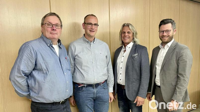 Kreisvorsitzender Reinhard Heinrich (links) und Landtagsabgeordneter Christoph Skutella (rechts) gratulierten den Direktkandidaten Christian Gleißner (Zweiter von links) und Wolfgang Karbstein. Bild: FDP-Kreisverband Tirschenreuth/exb