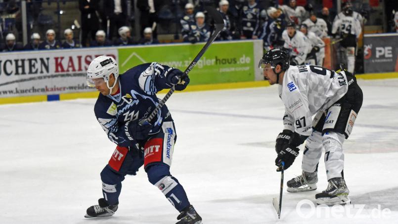 Blue-Devils-Kapitän Dennis Thielsch (links) zieht im Spiel gegen Landsberg (10:2) ab. Am Wochenende treffen die Weidener auf den SC Riessersee und den EHC Klostersee. Archivbild: Gebert