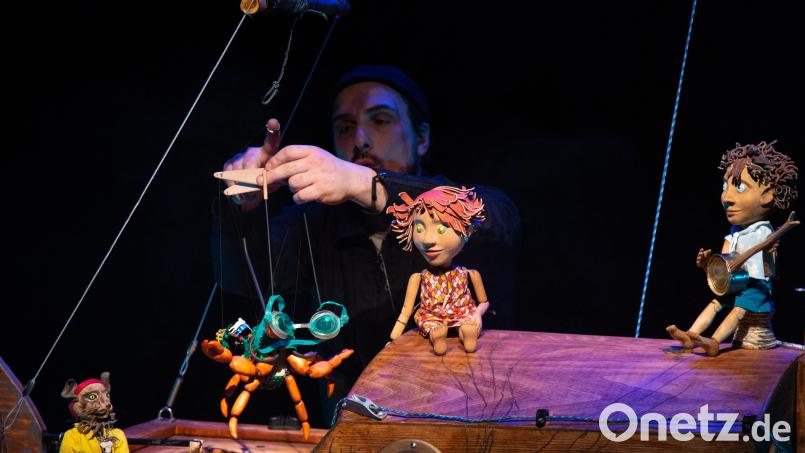 Micha Pöllmann in seinem Element: Der Puppenspieler bei der Aufführung &quot;Leinen los&quot; im Dschungel Wien, Theaterhaus für junges Publikum. Bild: Scarlett Köfner