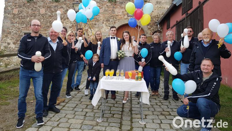Die Kegelprofis Laura Holmeier und Philipp Grötsch haben auf Schloss Burgtreswitz geheiratet. Bild: gi