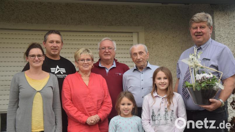 Bürgermeister Martin Schregelmann (rechts) gratuliert dem "Sepp-Opa" Josef Smola (hinten, Zweiter von rechts), der mit Sohn Franz, Schwiegertochter Maria, dem Enkelsohn, dessen Frau und den beiden Urenkel-Mädchen in einem Haus wohnt. Bild: fz